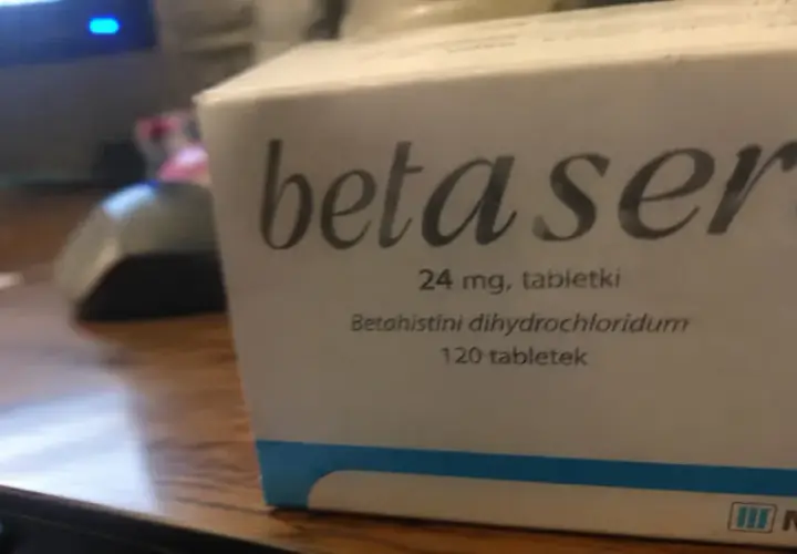 Opakowanie leku Betaserc 24 mg, który pomaga w leczeniu zawrotów głowy i szumów usznych.