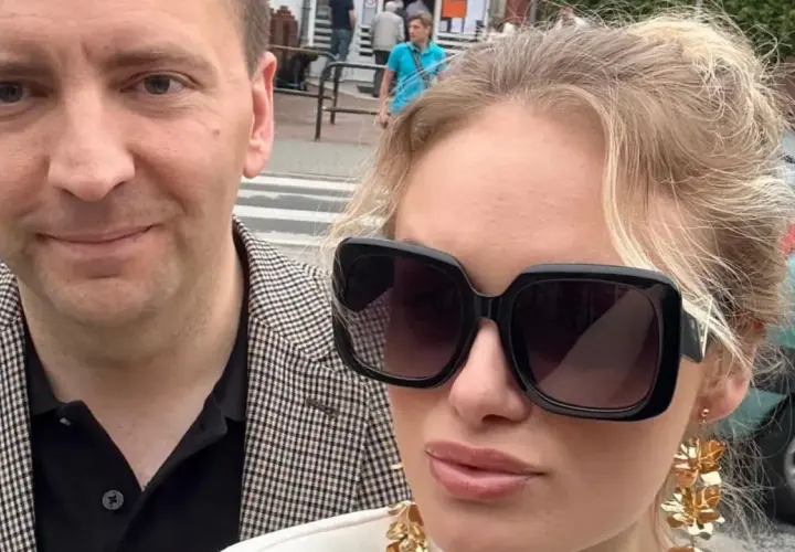 Marianna Schreiber z mężem na spacerze. Ona w okularach i złotych kolczykach, on w marynarce w kratę.