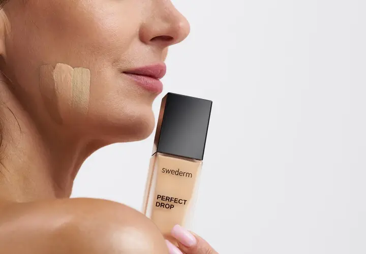 Testujesz odcienie podkładu, by dowiedzieć się, dlaczego podkład się waży. Swederm Perfect Drop.