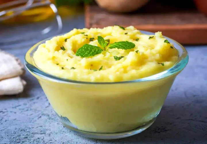 Puszyste puree ziemniaczane, idealne jako dodatek do obiadu. Prosty przepis na puree ziemniaczane.