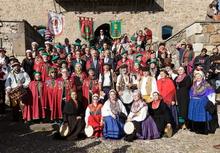 Grupo posa con trajes tradicionales en la fiesta del orujo Potes, algunos portan tambores y panderetas.
