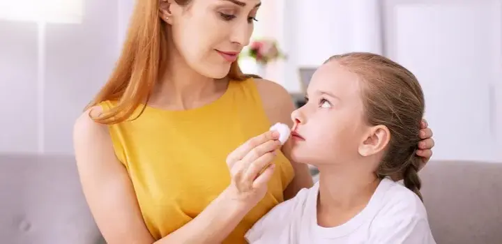 Dlaczego dziecku leci krew z nosa? Poznaj najczęstsze przyczyny