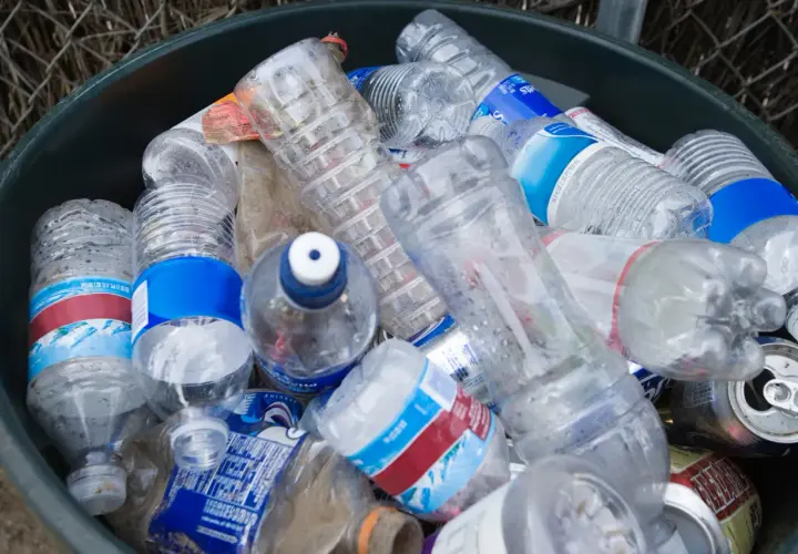 Plastikowe butelki w koszu mogą stać się "granatami" w piwnicy. Unikaj wybuchania butelek, nie przechowując ich w cieple i słońcu.