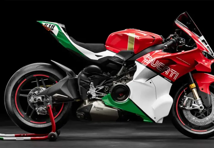 Rote Ducati Superleggera V4 mit italienischer Flaggenlackierung auf schwarzem Hintergrund.