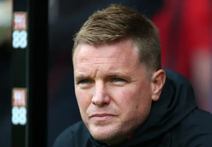 Eddie Howe, trener Newcastle, zamyślony podczas meczu.
