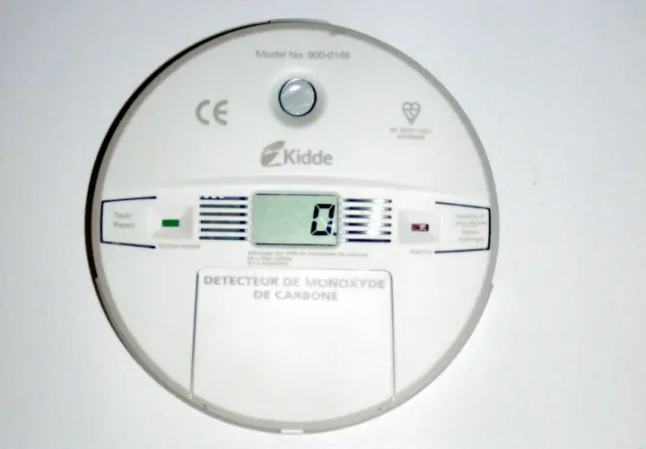 Détecteur de monoxyde de carbone Kidde. L'écran affiche "0", indiquant le fonctionnement normal et comment fonctionne un détecteur de monoxyde de carbone. Boutons Test/Reset et Alarme visibles.