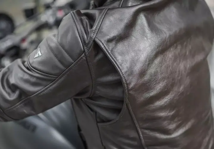 Skórzana kurtka motocyklowa Shima Blake z pikowanymi detalami na ramieniu i dyskretnym logo.