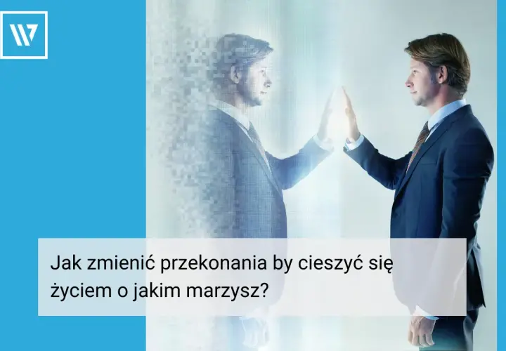 Mężczyzna w garniturze dotyka swojej cyfrowej projekcji, symbolizując zmianę **przekonań kluczowych** i transformację życia.
