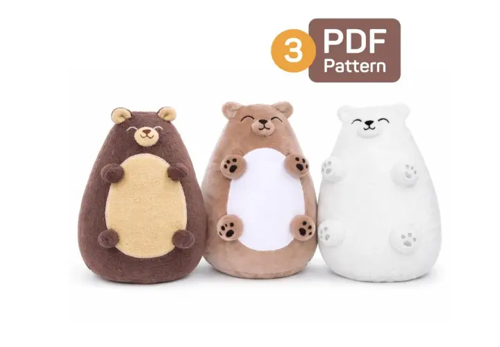 Trzy pluszowe misie w różnych kolorach. Obok nich widoczny napis "3 PDF Pattern", sugerujący wykrój misia do uszycia.