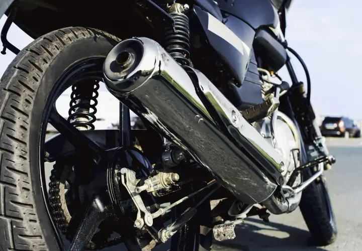 Detalle de escape cromado de motocicleta. ¿Cuánto cuesta homologar un escape para que sea legal?