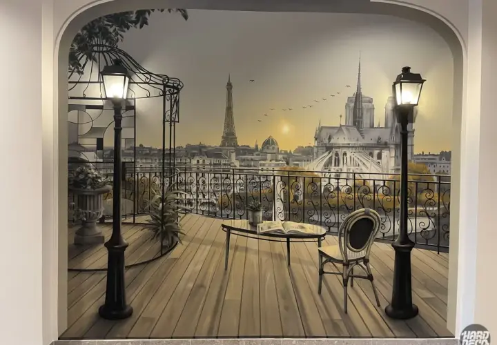 Un balcon parisien avec vue sur la Tour Eiffel et Notre-Dame, un chef-d'œuvre de trompe l'oeil.