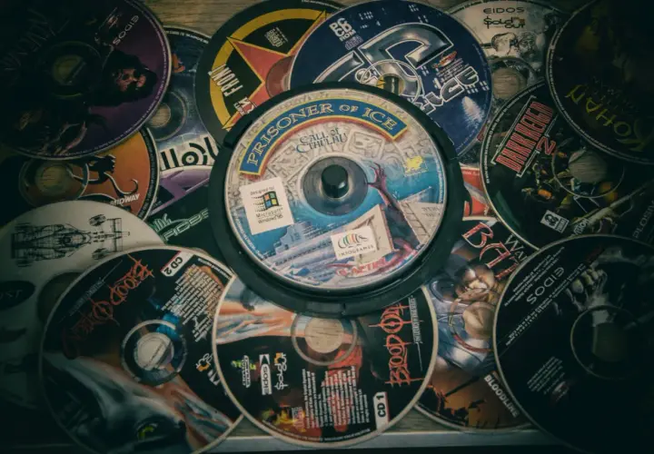 Stos starych płyt CD z grami, w tym "Prisoner of Ice: Call of Cthulhu".
