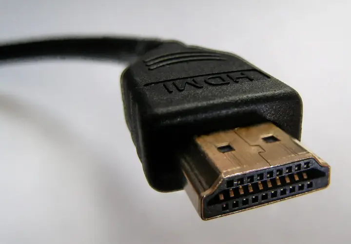 Złącze HDMI, gotowe do podłączenia, by przesyłać obraz i dźwięk.