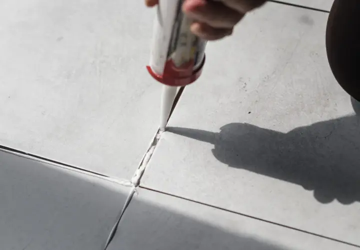 Ile schnie silikon sanitarny? Sprawdź, co wpływa na czas schnięcia