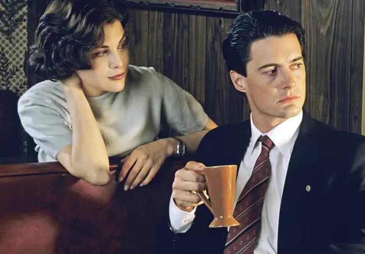 Agent Cooper i tajemnicza kobieta w miasteczku Twin Peaks.