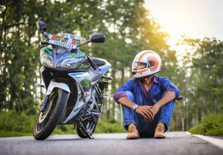 Giovane con casco da moto, pronto per allargare un casco stretto e partire per un'avventura.