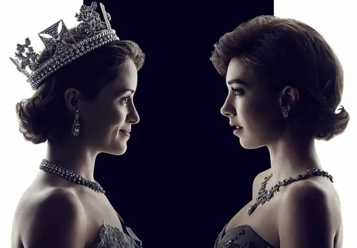 Dwie królowe, bohaterki serialu "The Crown", patrzą na siebie. Jedna w koronie, druga w eleganckiej sukni.