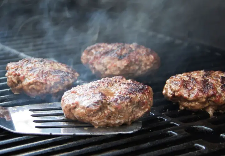 Aromatyczne burgery z grilla parują, gotowe do podania.