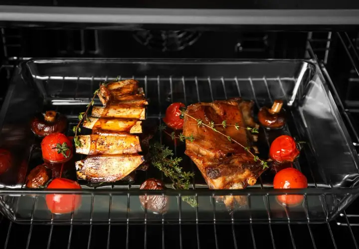 Żeberka z pomidorkami i grzybami w piekarniku, wykorzystując funkcję grill.