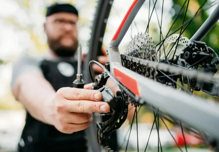Mechanik reguluje przerzutkę, dbając o odpowiednią siłę dokręcania śrub, by rower działał sprawnie.