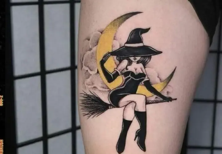 Tatuaż czarownica na miotle, siedząca na księżycu. Symbolizuje wolność, siłę i tajemniczość.