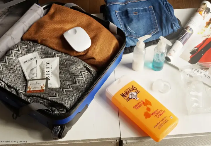 Pakowanie do bagażu podręcznego: kosmetyki w małych opakowaniach, ubrania, szczotka. Pamiętaj o płynach do 100 ml, czego nie można mieć w bagażu podręcznym.