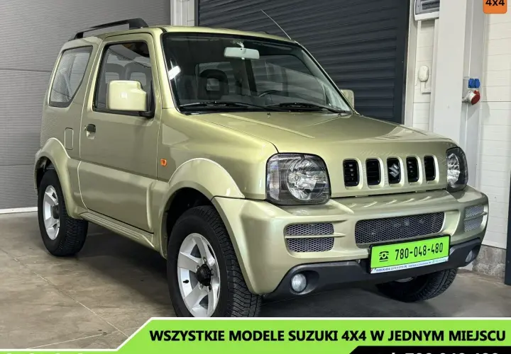 Złoty Suzuki Jimny 4x4 stoi w garażu. Idealny do terenu, ten kompaktowy SUV czeka na przygodę.