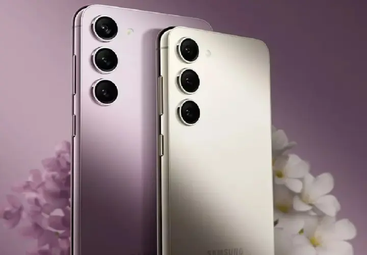 Dwa telefony Samsung z dobrym aparatem, jeden fioletowy, drugi kremowy, na tle kwiatów.