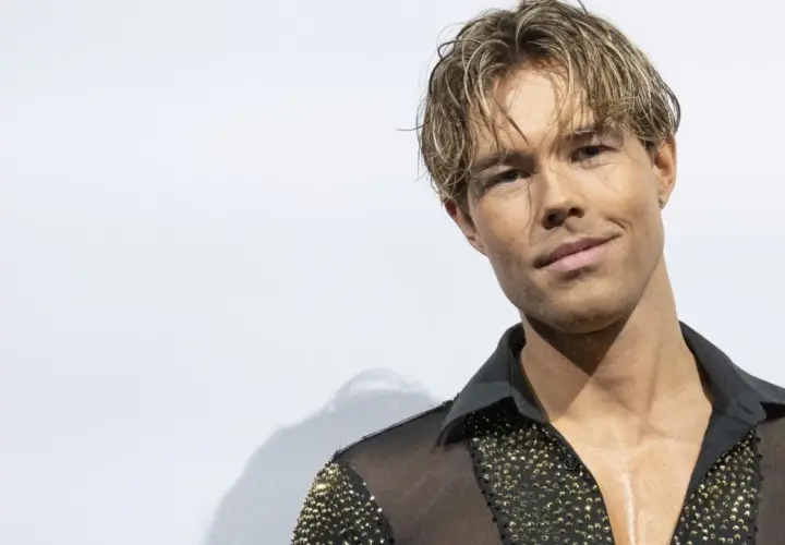 Andreas Wijk i en glittrande, genomskinlig skjorta, redo för Moulin Rouge.