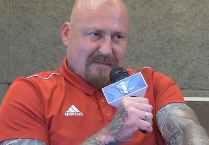 Maciej Sikorski, trener z tatuażami, udziela wywiadu.