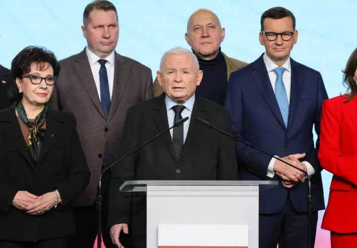 Jarosław Kaczyński przemawia, otoczony przez polityków PiS. Czy wewnątrz PiS dojdzie do rozłamu przed najbliższymi wyborami?