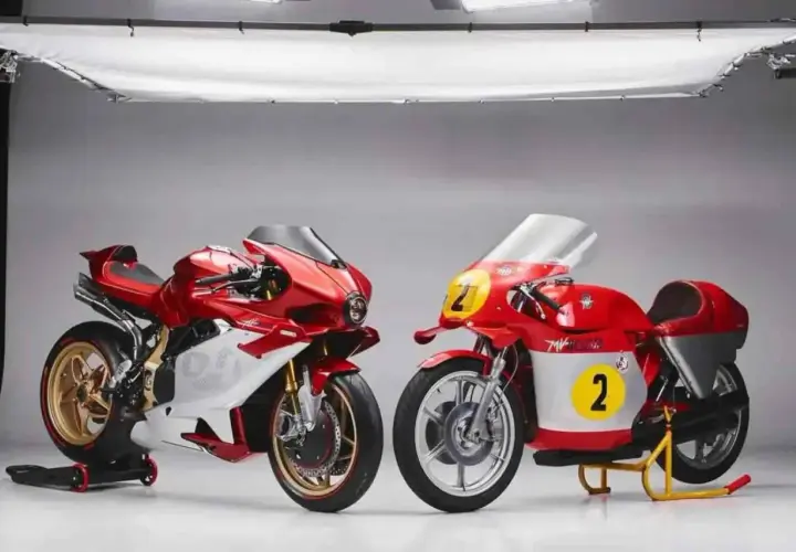Dos motos MV Agusta, una moderna y otra clásica de competición, listas para la acción en el mundo MV Agusta MotoGP.