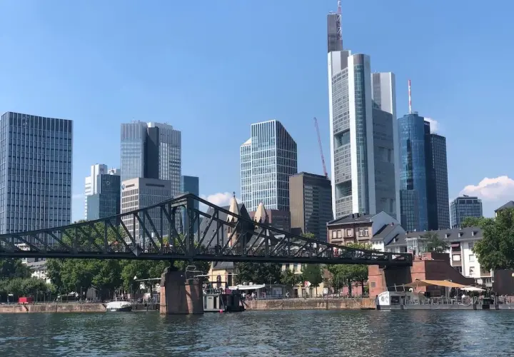 Skyline von Frankfurt mit dem Eisernen Steg und dem Main. Perfekt für Sightseeing Frankfurt.