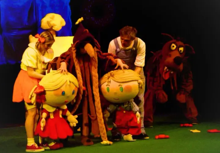 Na scenie teatru lalek Banialuka im. Jerzego Zitzmana, kukiełki i aktorzy tworzą barwny świat.