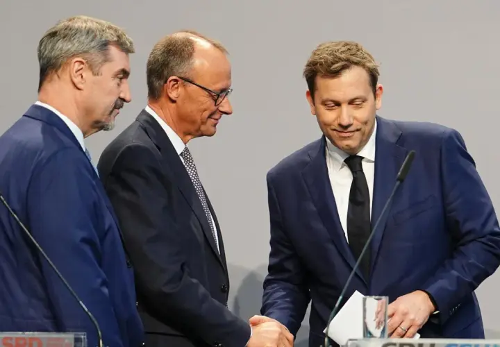 Drei Männer in Anzügen schütteln Hände. Sie repräsentieren Parteien, die überlegen, welche Partei Deutschland regiert.
