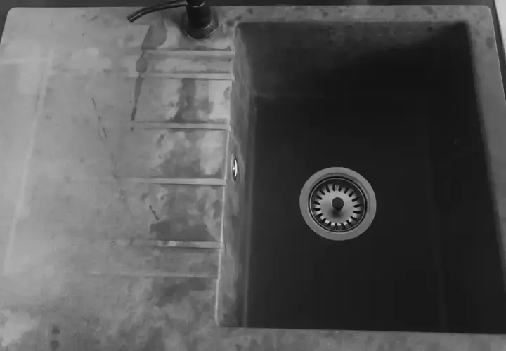 Zlewozmywak ceramiczny z widocznymi przebarwieniami. Dowiedz się, jak usunąć przebarwienia na zlewie ceramicznym, aby przywrócić mu blask.