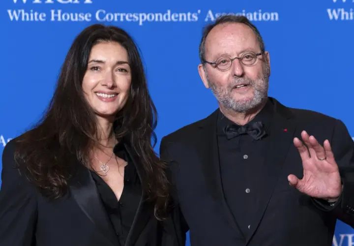 Jean Reno z żoną, Zofią, na tle niebieskiego banera White House Correspondents' Association.