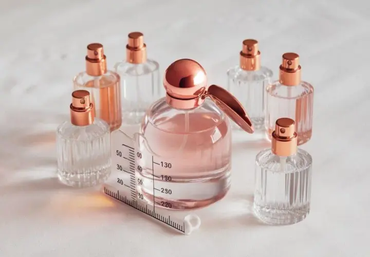 Jak długo starcza 30 ml perfum? Czas użytkowania i porady