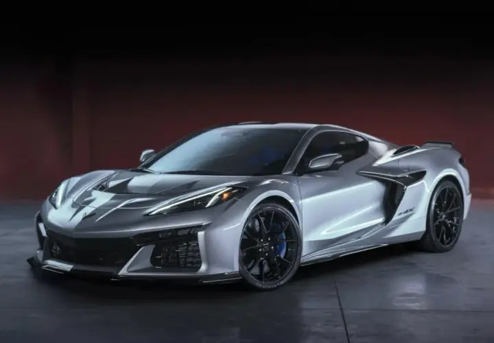 Chevrolet Corvette plateado, un deportivo de ensueño con líneas agresivas y ruedas negras, listo para la velocidad.
