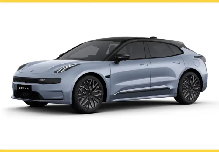 Niebieski samochód elektryczny Zeekr 001 z czarnym dachem i przyciemnianymi szybami, prezentujący nowoczesny design.