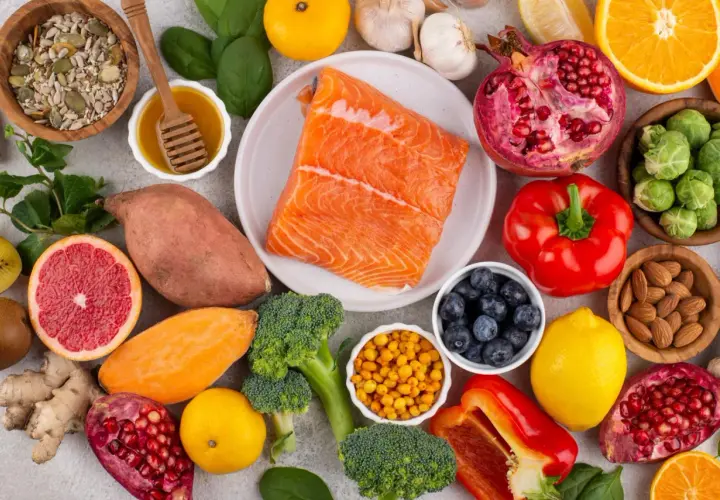 Salmone, spinaci, agrumi, bacche e semi: ecco cosa mangiare per la vitamina b12 bassa.
