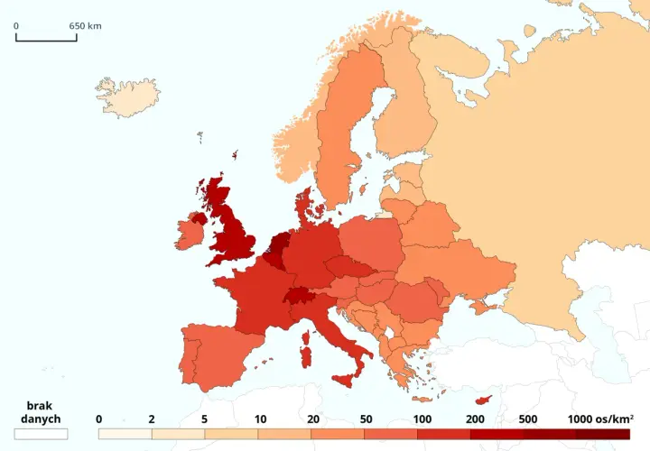 Mapa Europy z zaznaczonymi krajami o różnym zagęszczeniu ludności. Najciemniejsze odcienie czerwieni oznaczają największą liczbę mieszkańców na km².