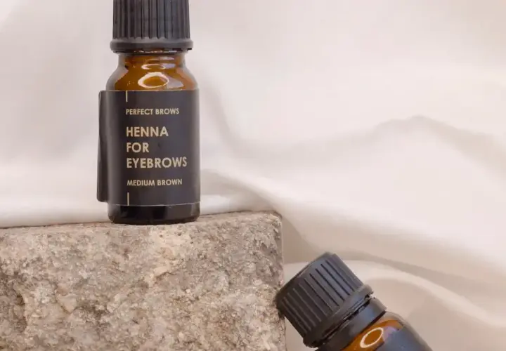 Henna do brwi w odcieniu średniego brązu, idealna dla przyszłych mam. Delikatna formuła dla pięknych brwi w ciąży.