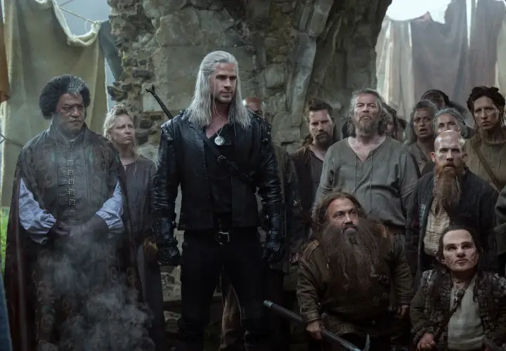 Geralt z Rivii stoi na czele grupy ludzi, krasnoludów i innych istot, czekając na kolejny sezon Wiedźmina.