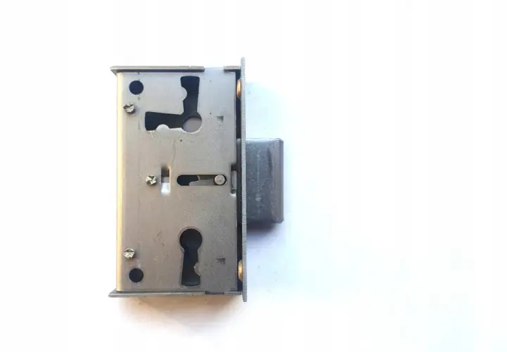 Metalowy zamek meblowy nakładany z otworem na klucz i mechanizmem zapadkowym, gotowy do montażu.