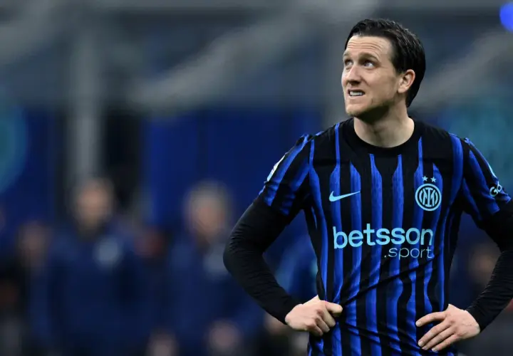 Piłkarz Interu Mediolan w czarno-niebieskiej koszulce, gotowy do meczu składy: Inter Mediolan – AS Roma.