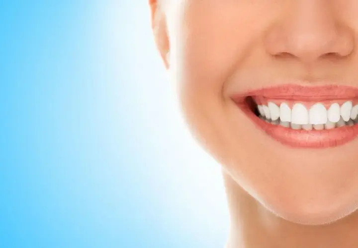 Sorriso smagliante con denti bianchi e gengive sane, un effetto possibile anche grazie all'acido ialuronico per le gengive.