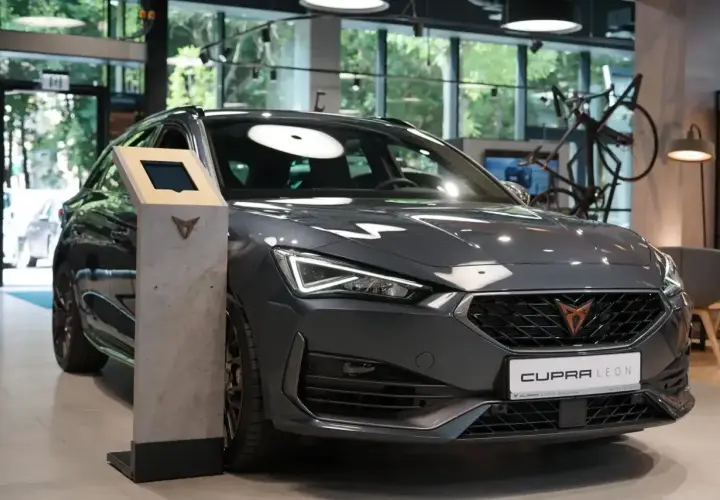 Szary Cupra Leon w salonie. To nie są konie mechaniczne skrót, to potężny samochód.