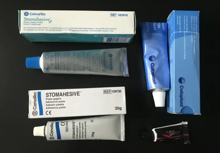 Pasty stomijne, np. Stomahesive, to produkty ochronne. Stoma co to? To otwór w powłokach brzusznych.