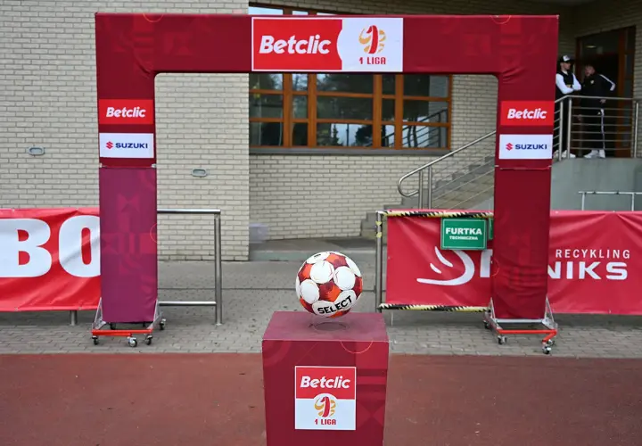 Piłkarska brama z logo Betclic i 1 Ligi, symbolizująca początek sezonu, kiedy rusza ekstraklasa.